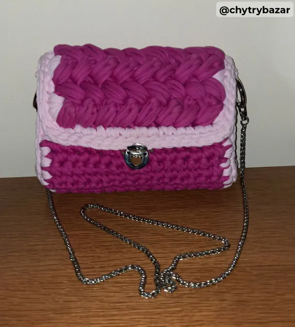 Predám  háčkovanú kabelku s retiazkou