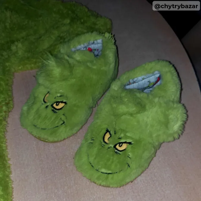 Predám huňatú mikinu GRINCHMAS s papučkami