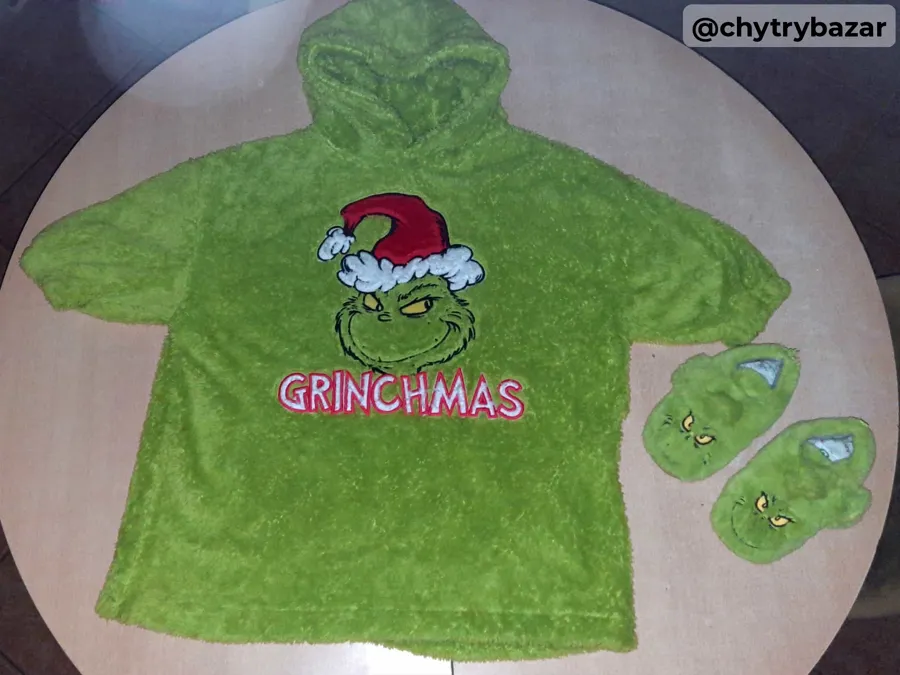 Predám huňatú mikinu GRINCHMAS s papučkami