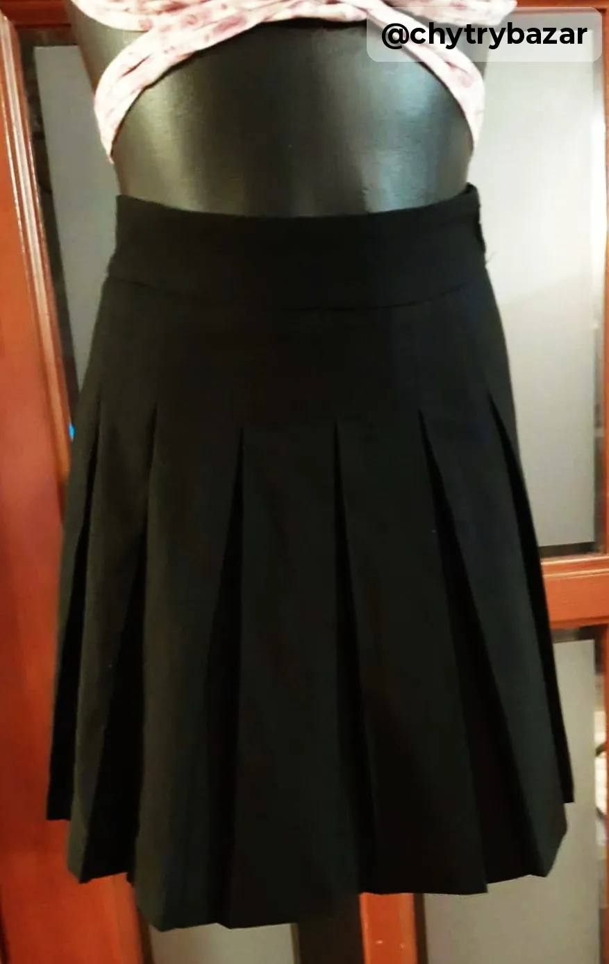 čierna skladaná minisukňa STRADIVARIUS veľ.M