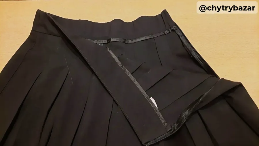 čierna skladaná minisukňa STRADIVARIUS veľ.M