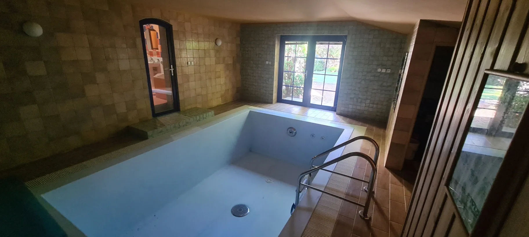 EXKLUZÍVNA 8. IZ. RODINNÁ VILA,WELLNESS,DVOJGARÁŽ