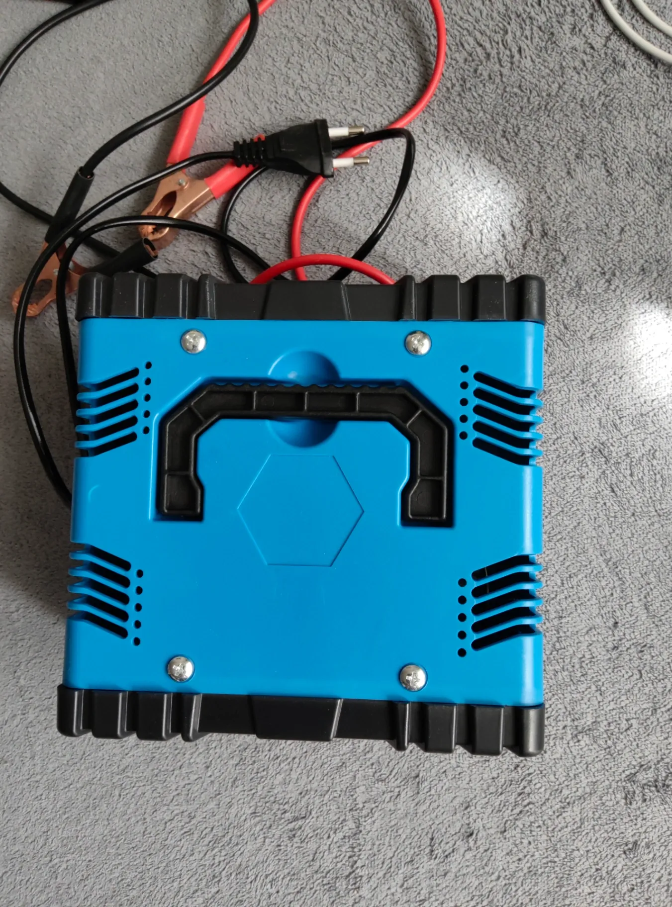 Mikroprocesorová smart autonabijacka 12v /24v 20ah