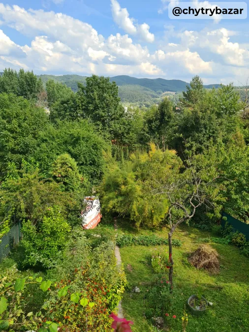 Záhrada s murovanou chatou s nádherným výhľadom