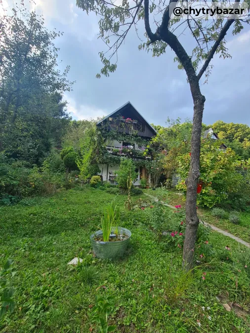 Záhrada s murovanou chatou s nádherným výhľadom