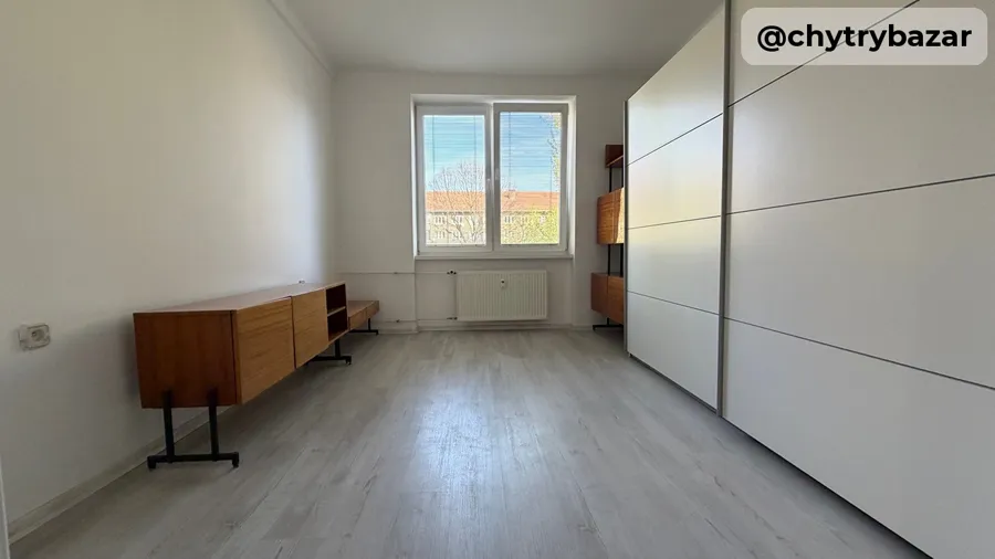 3-IZBOVÝ TEHLOVÝ BYT V ŠIRŠOM CENTRE BB